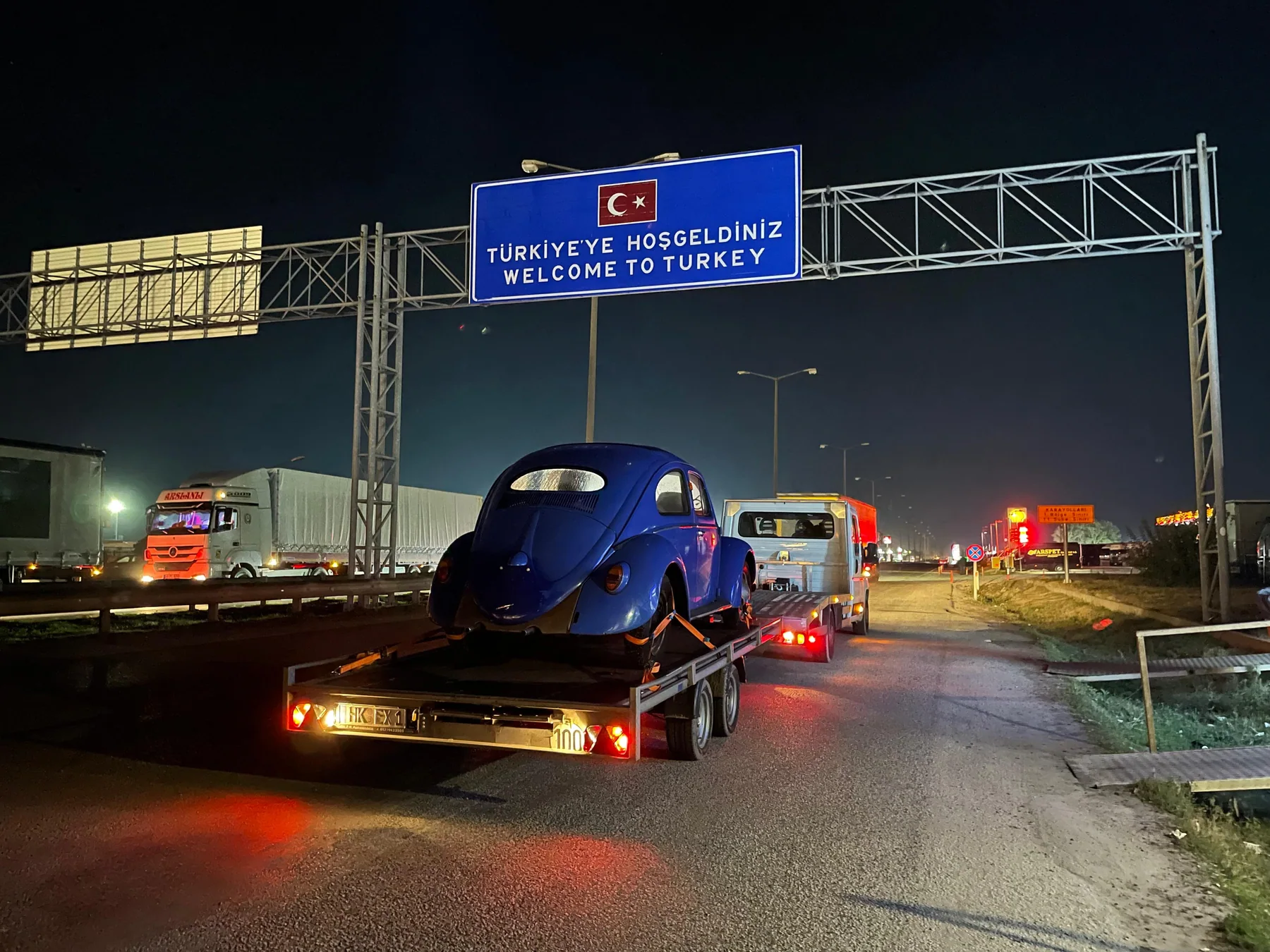Fahrzeugtransport auf einem Abschleppwagen bei der Einreise in die Türkei